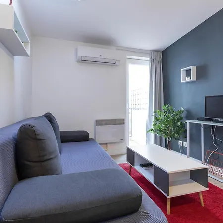 Magenta Square 1 Bdr With Ac Nice